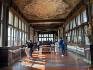 Florence: Uffizi Gallery Priority Access & Small Group Tour - Meeting the Guide in Front of Leonardo’s Statue