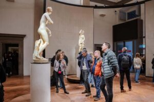 Florence: Uffizi Gallery Skip-the-Line Guided Tour - Meeting at Leonardo da Vinci’s statue: get your bearings fast