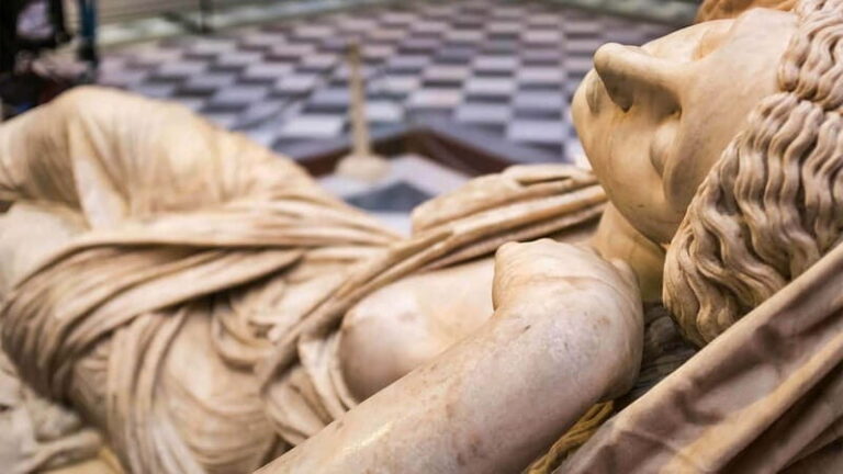 The Uffizi Gallery Florence Small group Guided tour - Meeting by the Giotto statue: where to start and how the pacing feels